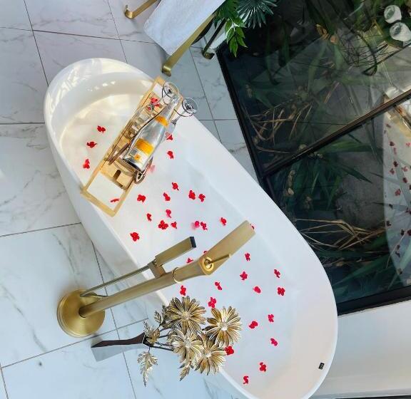 سوئیت پرزیدنت, 24 On Basil Boutique Luxury
