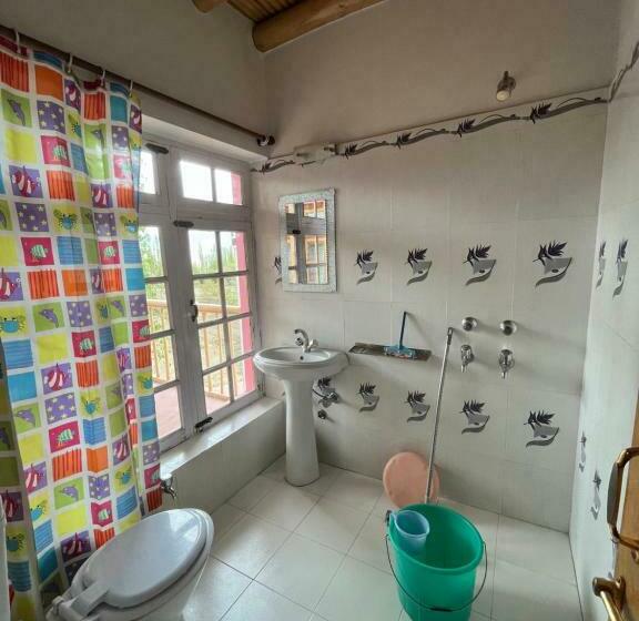 اتاق لوکس با بالکن, Napishu Guest House