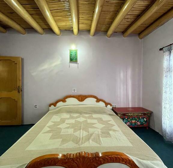 اتاق لوکس با بالکن, Napishu Guest House