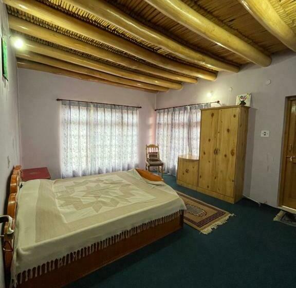 اتاق لوکس با بالکن, Napishu Guest House