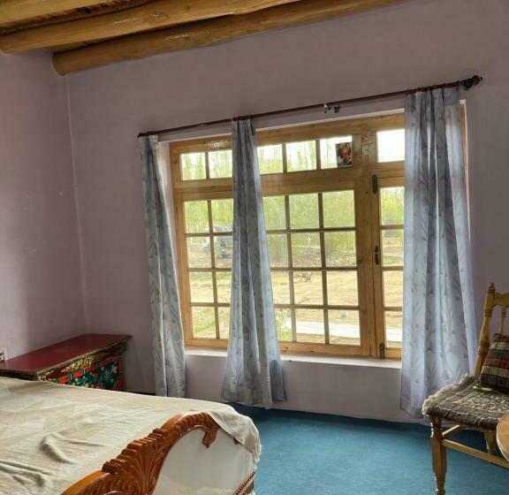 اتاق لوکس با بالکن, Napishu Guest House