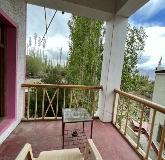 اتاق لوکس با بالکن, Napishu Guest House
