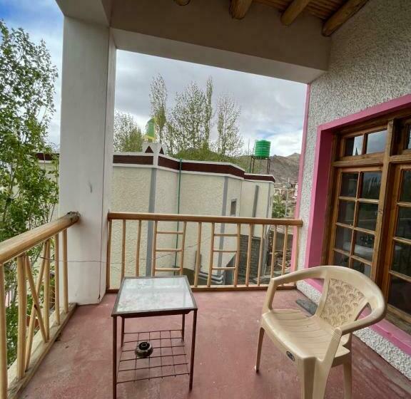 اتاق لوکس با بالکن, Napishu Guest House