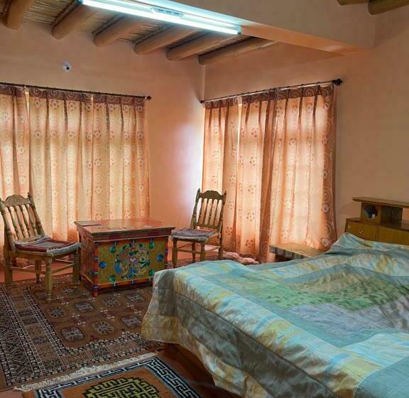 اتاق لوکس با بالکن, Napishu Guest House