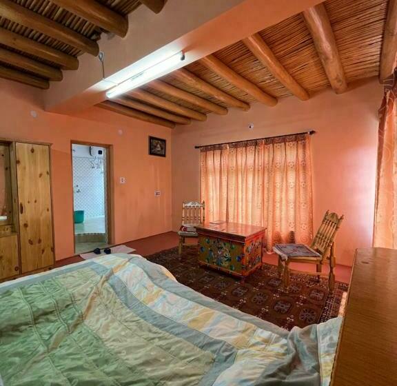 اتاق لوکس با بالکن, Napishu Guest House