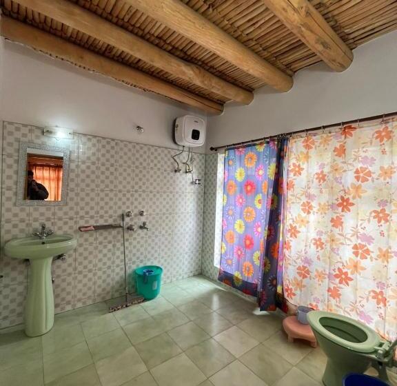 اتاق لوکس با بالکن, Napishu Guest House