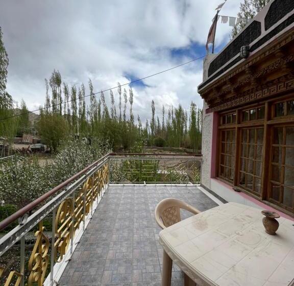اتاق لوکس با بالکن, Napishu Guest House
