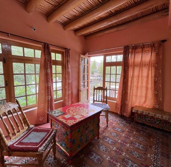 اتاق لوکس با بالکن, Napishu Guest House