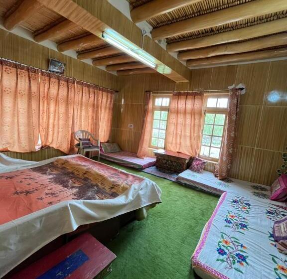 اتاق لوکس با بالکن, Napishu Guest House