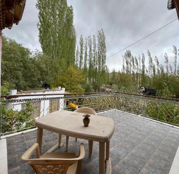 اتاق لوکس با بالکن, Napishu Guest House