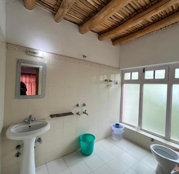 اتاق اکونومی, Napishu Guest House
