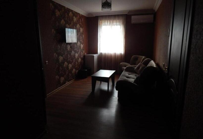 سوییت با چشم‌انداز باغ, Nani S Sweet Home