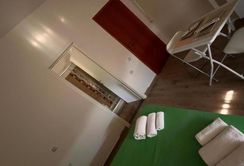اتاق استاندارد, White Room