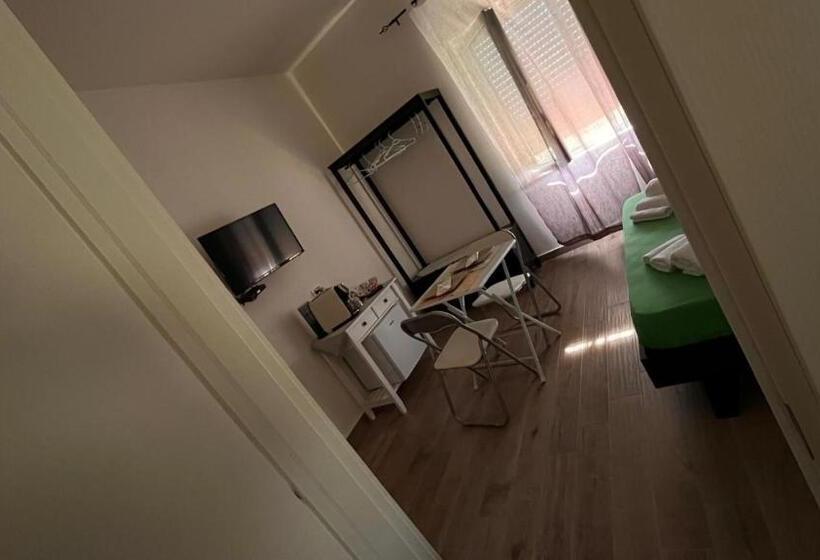 اتاق استاندارد, White Room