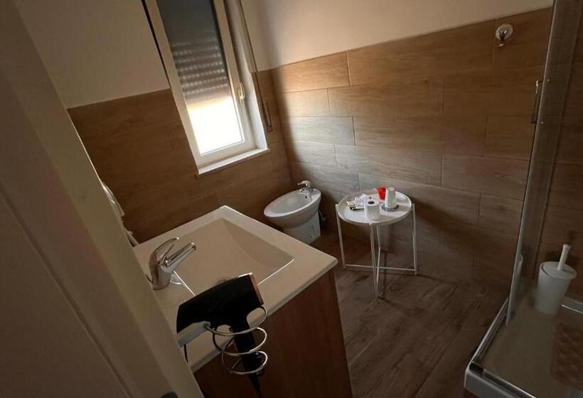 اتاق استاندارد, White Room