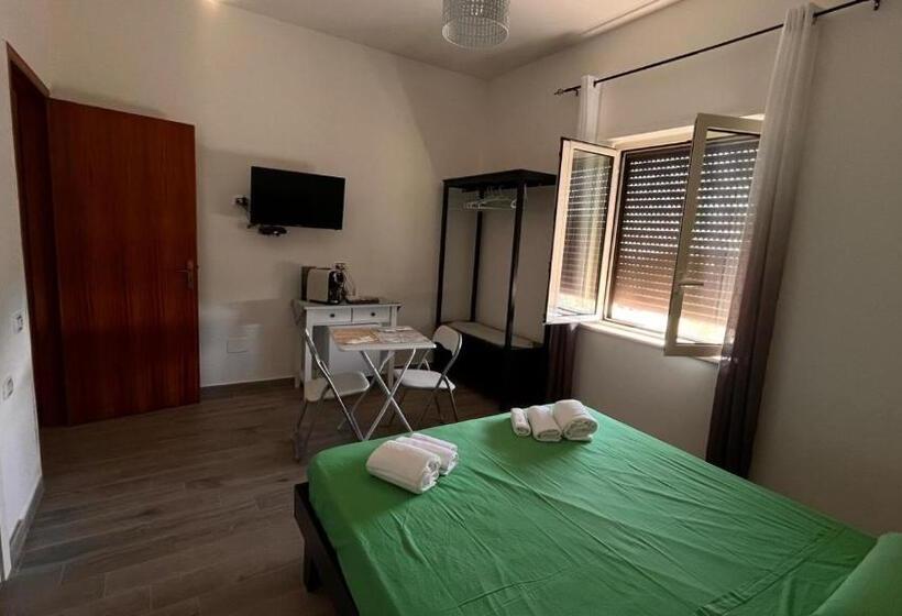 اتاق استاندارد, White Room