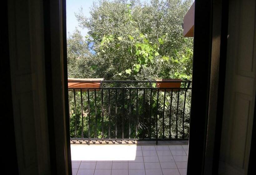 آپارتمان 1 خوابه با تراس, Agriturismo Torre Rinusa