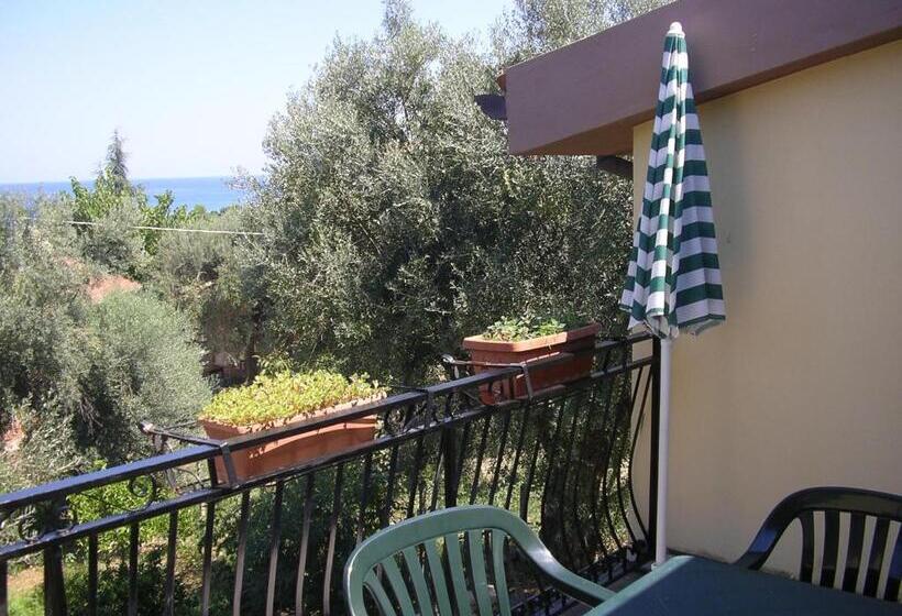 آپارتمان 1 خوابه با تراس, Agriturismo Torre Rinusa