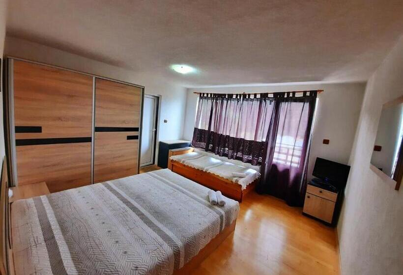 اتاق استاندارد سه تخته با بالکن, Guesthouse Classic