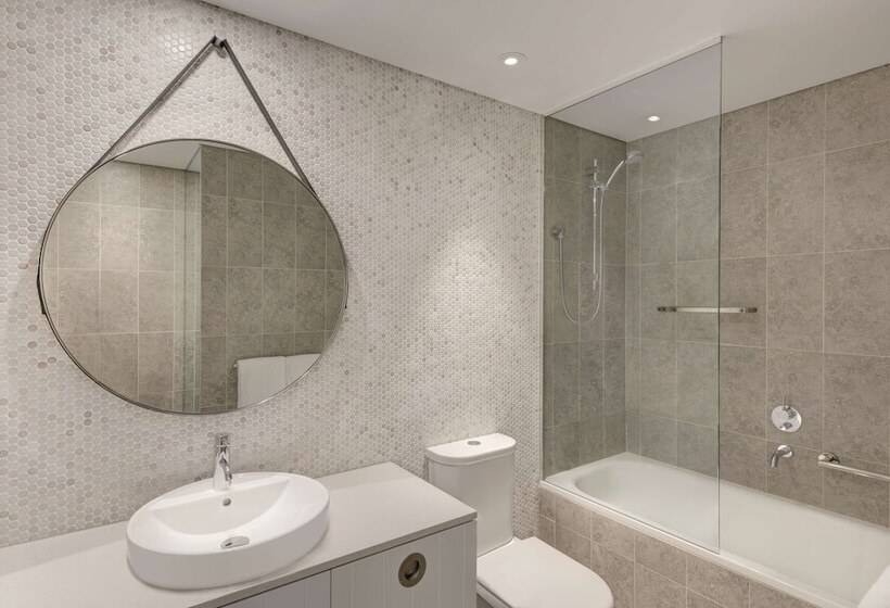 آپارتمان یک خوابه با دری مشترک که هال را جدا می کند., Adina Apartment Hotel Bondi Beach Sydney