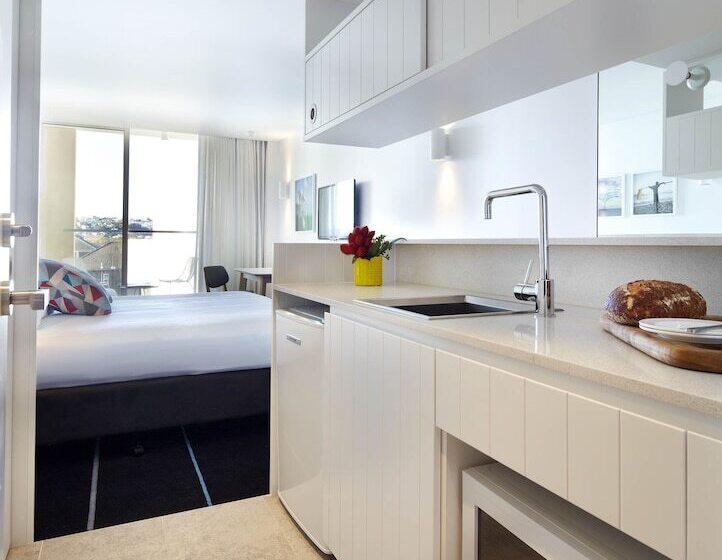 آپارتمان یک خوابه با دری مشترک که هال را جدا می کند., Adina Apartment Hotel Bondi Beach Sydney