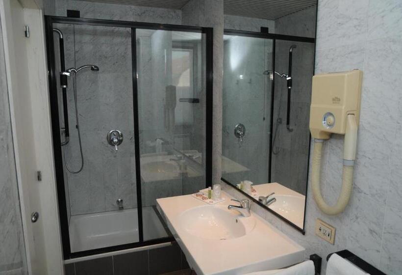 اتاق عادی یک تخته, Del Riale