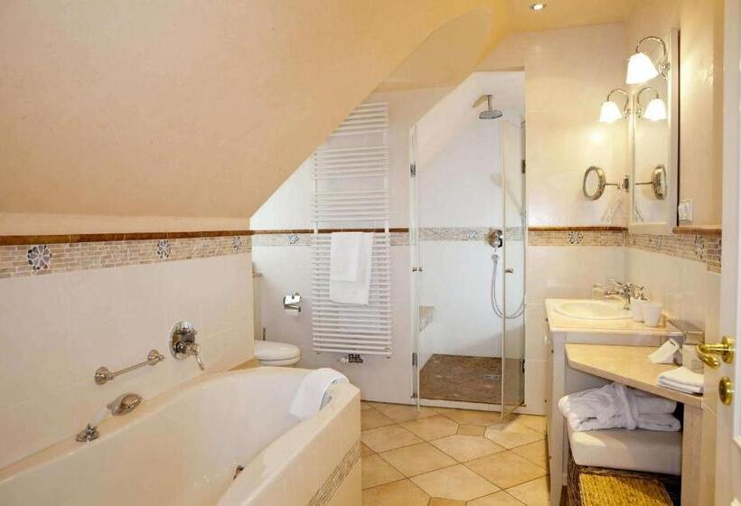 سوییت, Tandreas Hotel & Restaurant
