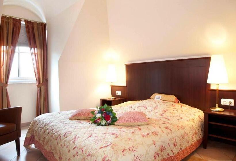 سوییت, Tandreas Hotel & Restaurant