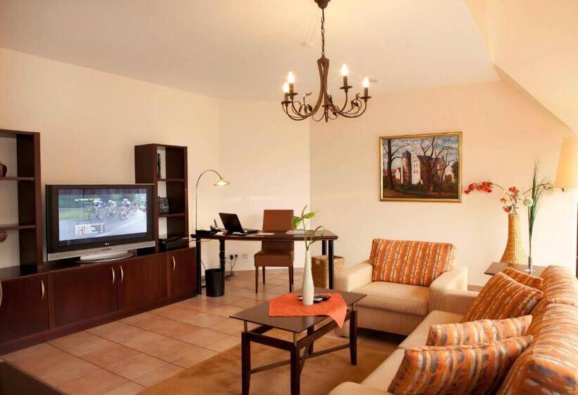 سوییت, Tandreas Hotel & Restaurant