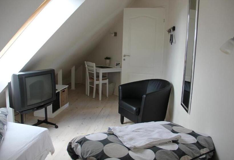 Single Basic Room Shared Bathroom, Munkebjerg Bed & Breakfast