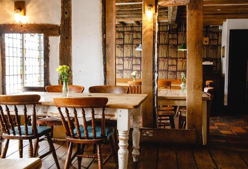اتاق استاندارد چهار تخته, The Old Crown