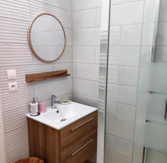 اتاق لوکس با چشم‌انداز باغ, La Villa Carcassonne, Cité 8 Min à Pieds, Clim, Piscine, Full Wifi, Borne 7,5kw, Vélo élect, Parking