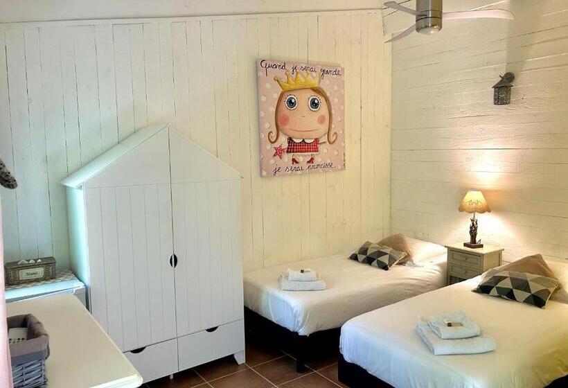 اتاق لوکس با چشم‌انداز باغ, La Villa Carcassonne, Cité 8 Min à Pieds, Clim, Piscine, Full Wifi, Borne 7,5kw, Vélo élect, Parking