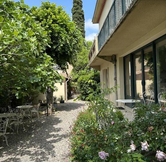اتاق لوکس با چشم‌انداز باغ, La Villa Carcassonne, Cité 8 Min à Pieds, Clim, Piscine, Full Wifi, Borne 7,5kw, Vélo élect, Parking
