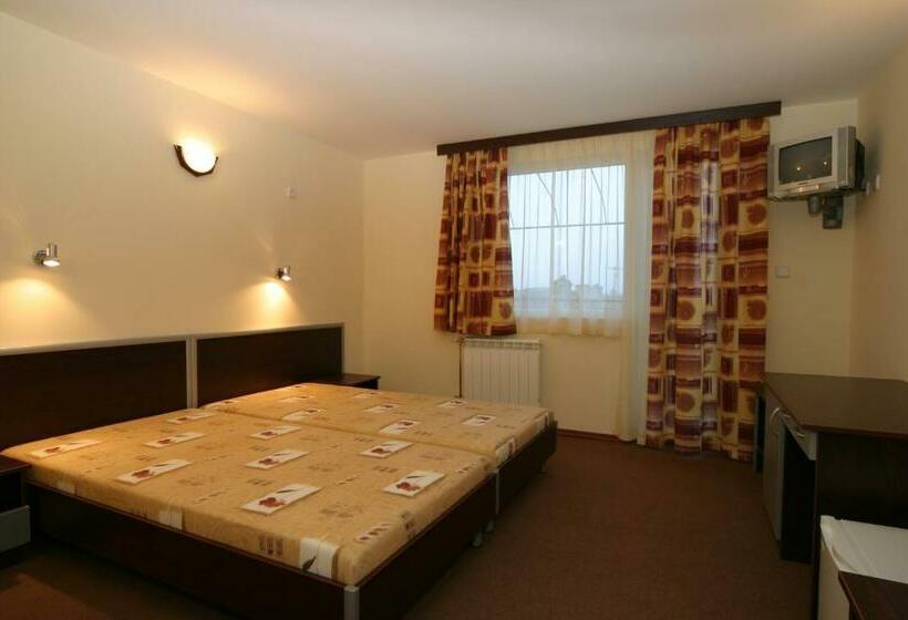 سوییت جونیور با چشم‌انداز استخر, Family Hotel Gery