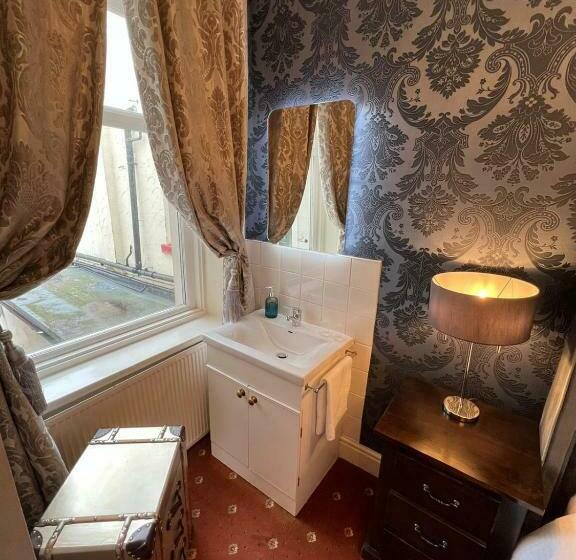 اتاق استاندارد با تخت بزرگ, Mcgraths Blackpool