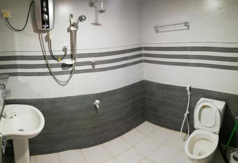 اتاق سه‌نفرۀ استاندارد با سرویس بهداشتی بیرون از اتاق, Dive Beach Palace