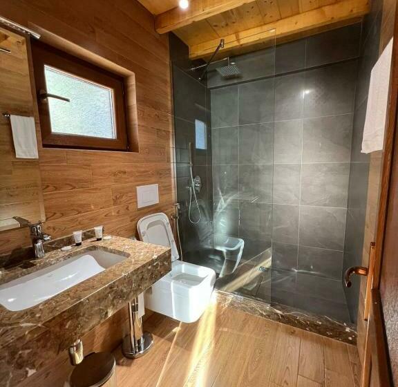 اتاق استاندارد سه تخته با بالکن, Wooden House