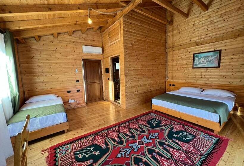اتاق استاندارد سه تخته با بالکن, Wooden House