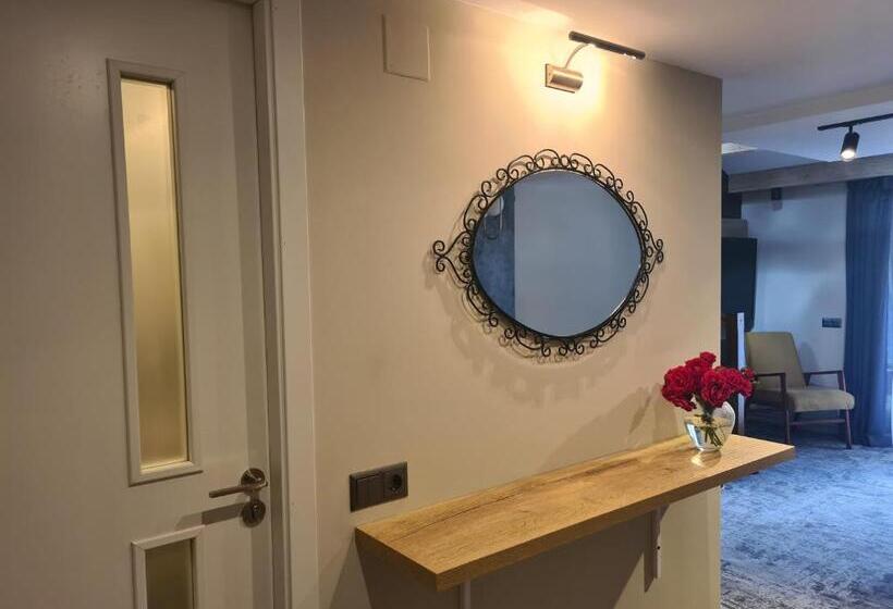 سوییت لوکس, Casa Florescu