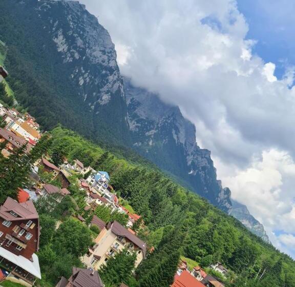 سوییت با چشم‌انداز کوه, Casa Florescu