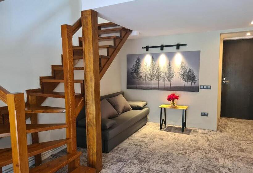 سوییت با چشم‌انداز کوه, Casa Florescu