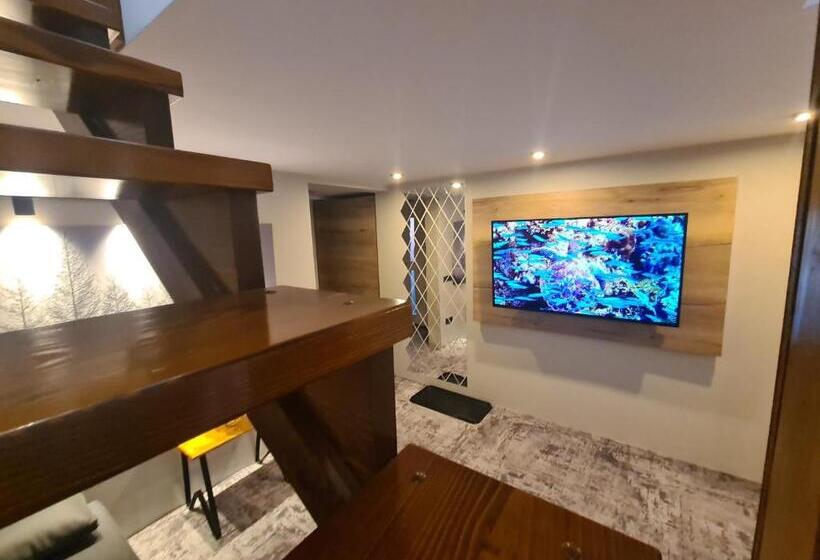 سوییت با چشم‌انداز کوه, Casa Florescu