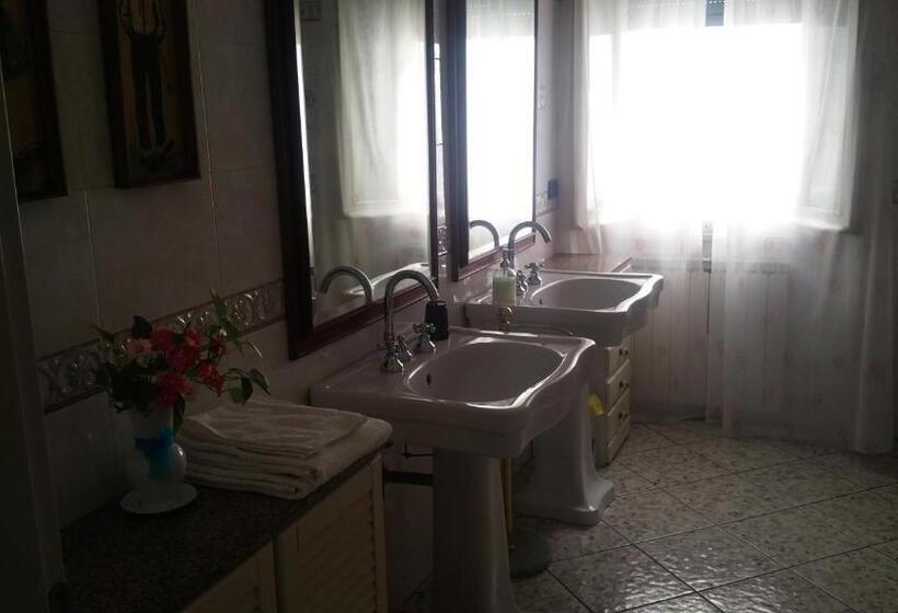 اتاق سه‌نفرۀ استاندارد با سرویس بهداشتی بیرون از اتاق, Guest House Attico Della Vittoria