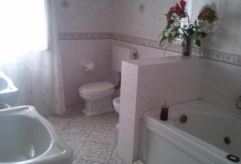 اتاق سه‌نفرۀ استاندارد با سرویس بهداشتی بیرون از اتاق, Guest House Attico Della Vittoria