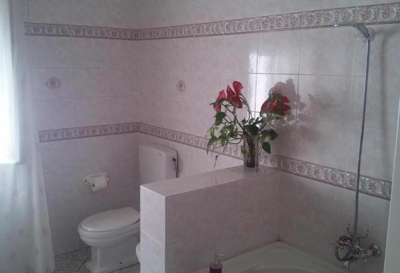 اتاق سه‌نفرۀ استاندارد با سرویس بهداشتی بیرون از اتاق, Guest House Attico Della Vittoria