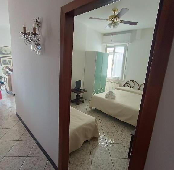 اتاق سه‌نفرۀ استاندارد با سرویس بهداشتی بیرون از اتاق, Guest House Attico Della Vittoria