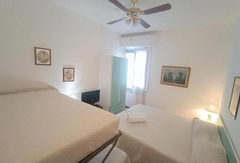 اتاق سه‌نفرۀ استاندارد با سرویس بهداشتی بیرون از اتاق, Guest House Attico Della Vittoria