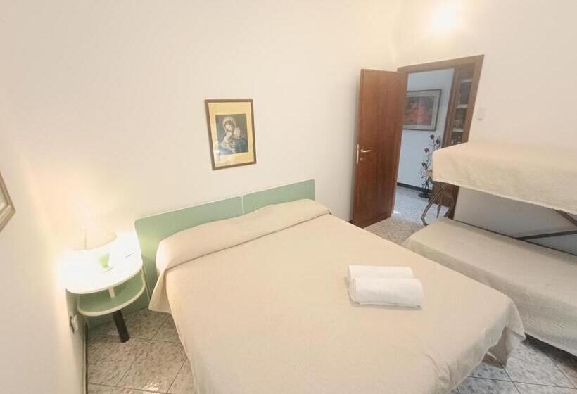 اتاق سه‌نفرۀ استاندارد با سرویس بهداشتی بیرون از اتاق, Guest House Attico Della Vittoria