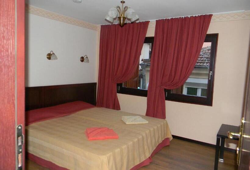 اتاق راحتی سه تخته, House Diona